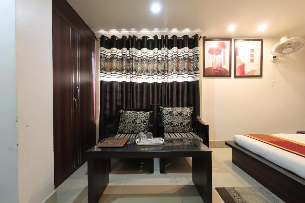 Hotel Rashmi 구와하티 외부 사진